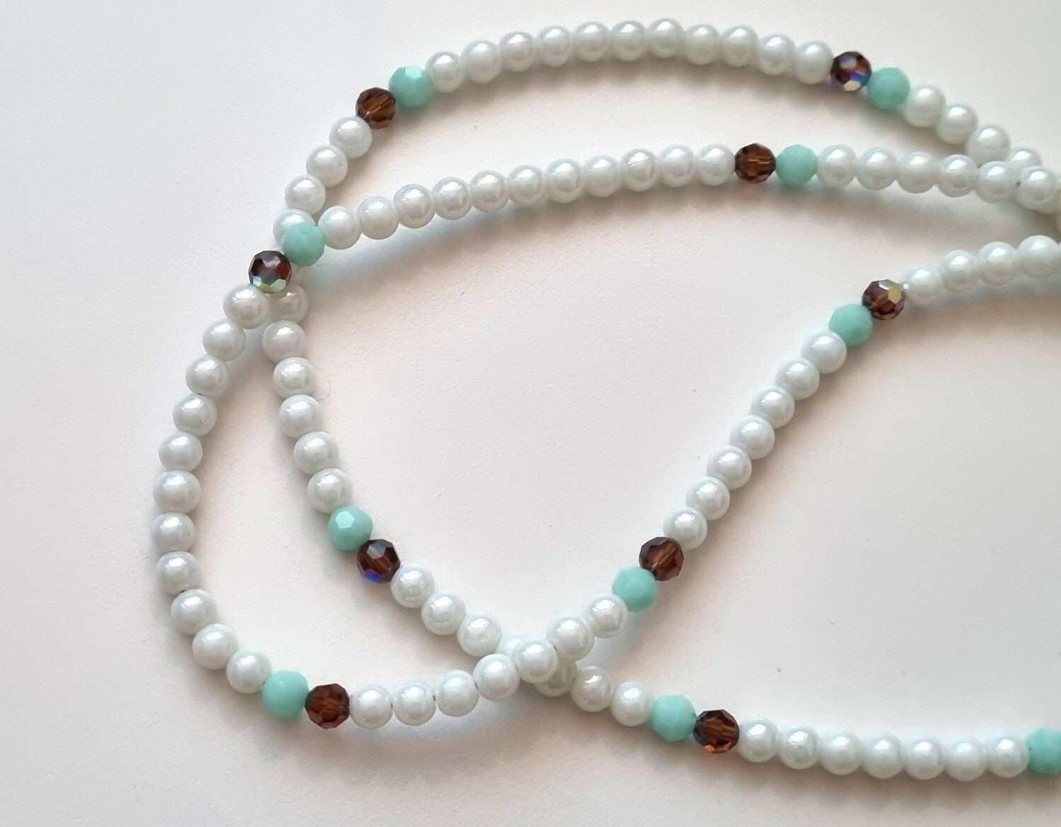Halsband / pärlhalsband (42,5 gram, 83 cm långt)