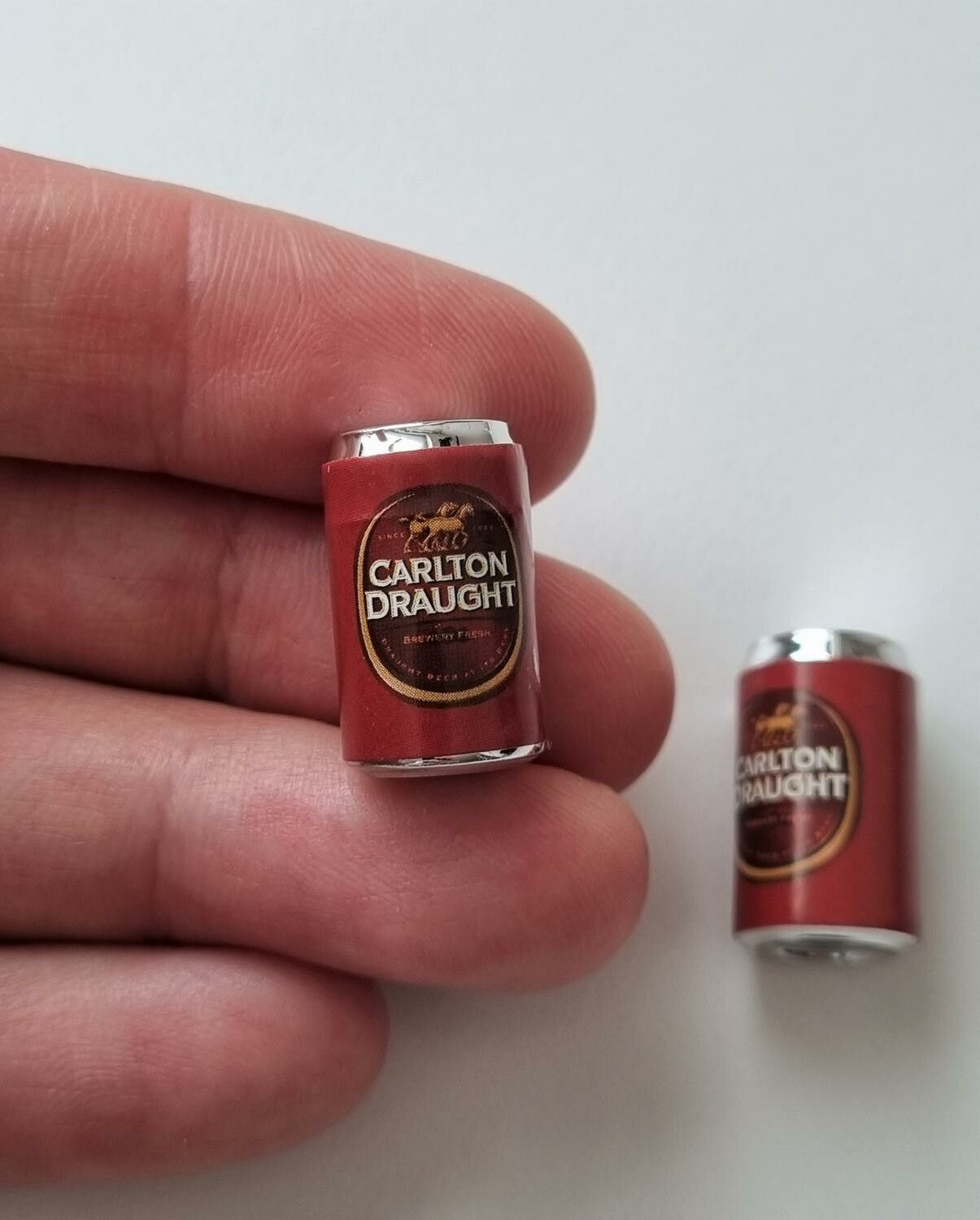 2 st Burkar miniatyr, miniburkar, dockskåp, tittskåp (Carlton Draught)