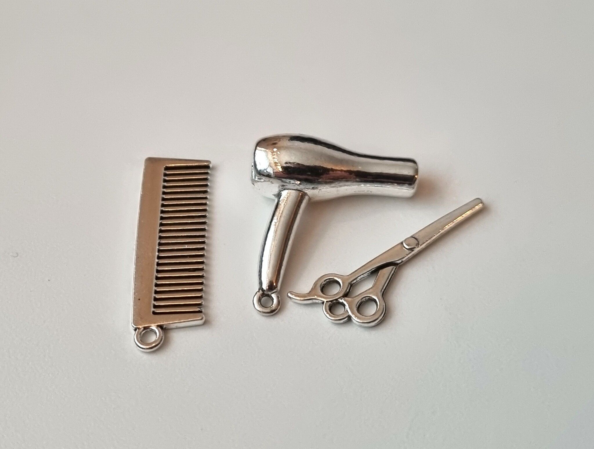 3 st berlocker / hänge / charm (hårfön, kam och sax)