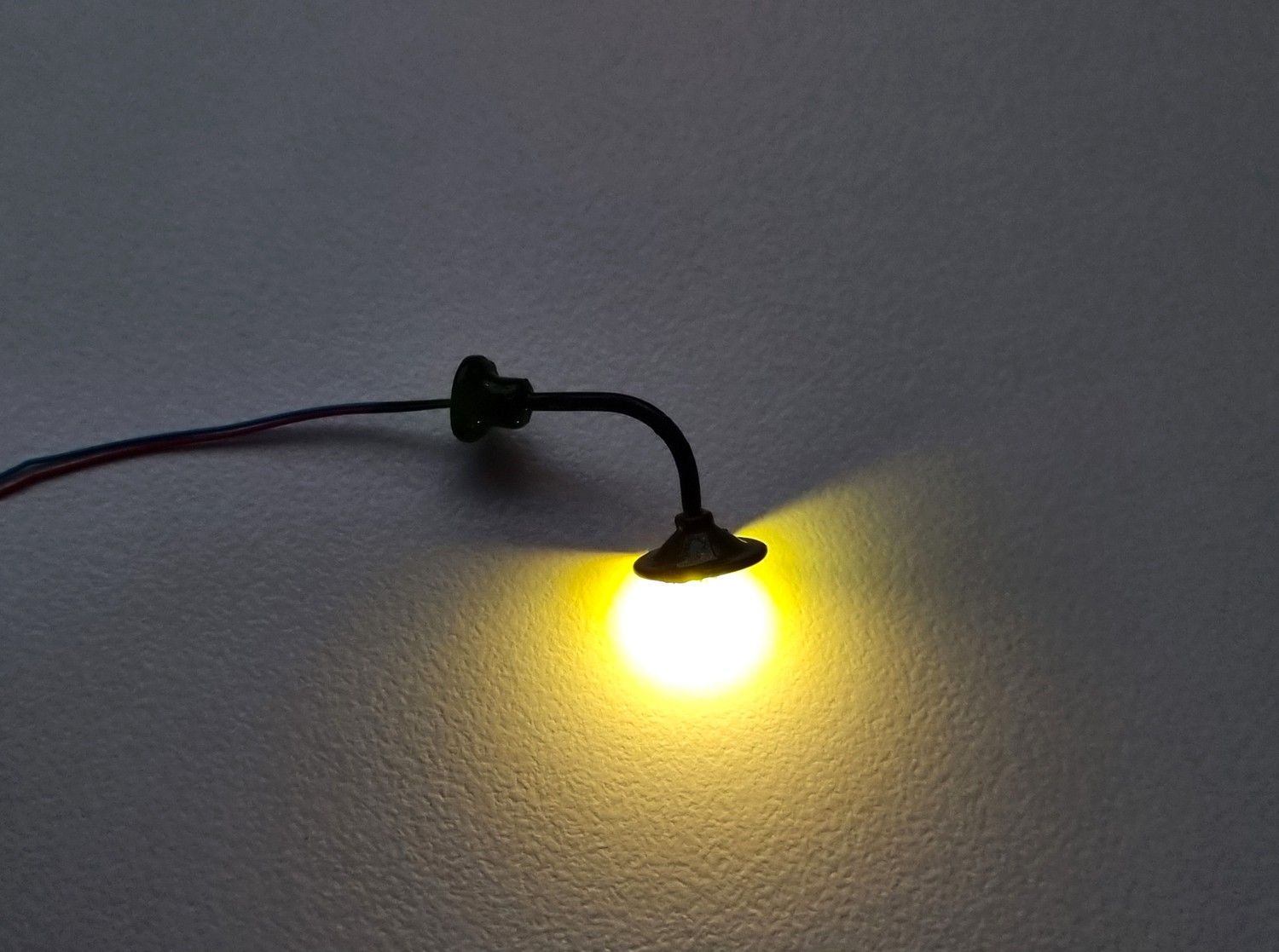 Lampa, gatulampa, miniatyrlampa (LED) För dockhus, tittskåp, tågräls mm