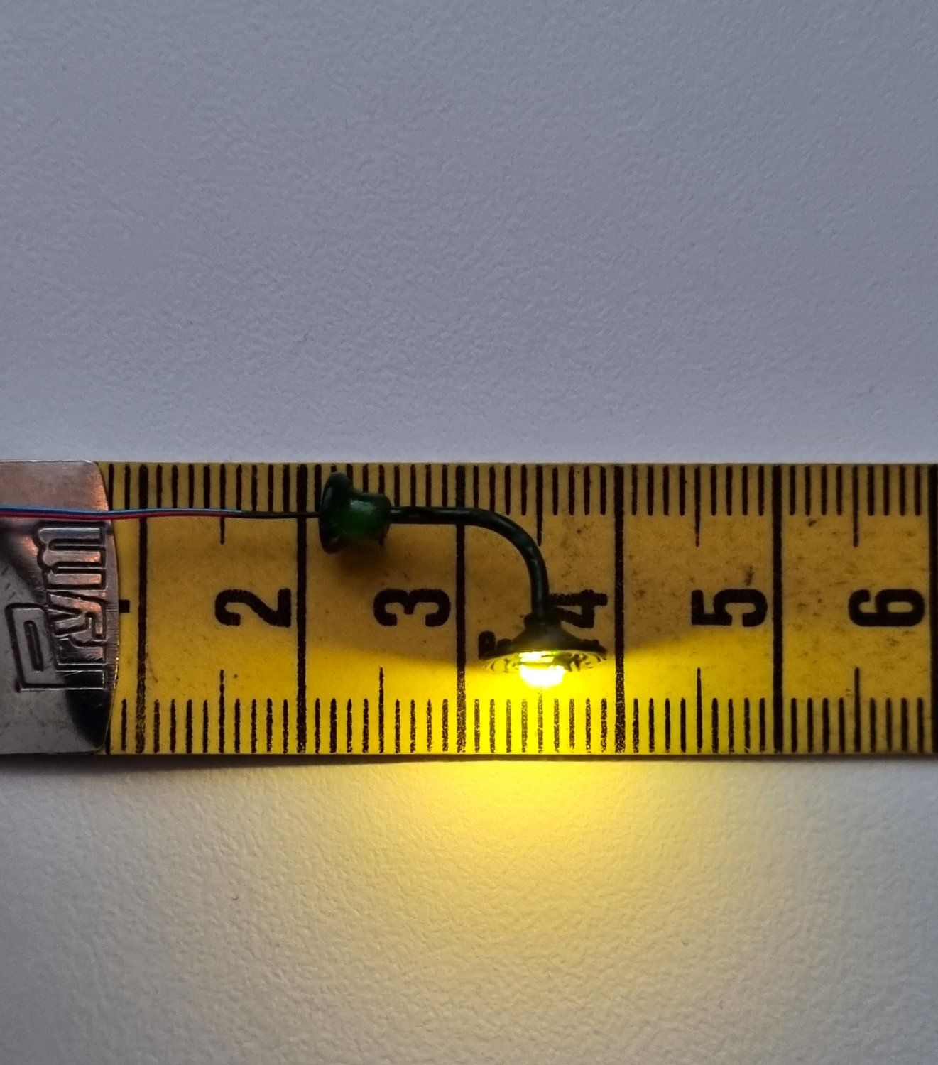 Lampa, gatulampa, miniatyrlampa (LED) För dockhus, tittskåp, tågräls mm