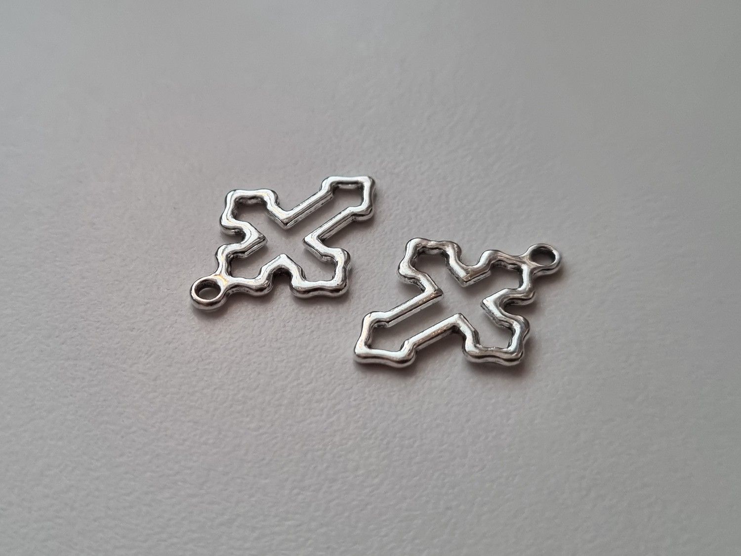 Berlocker Kors (2 st silverfärgade)