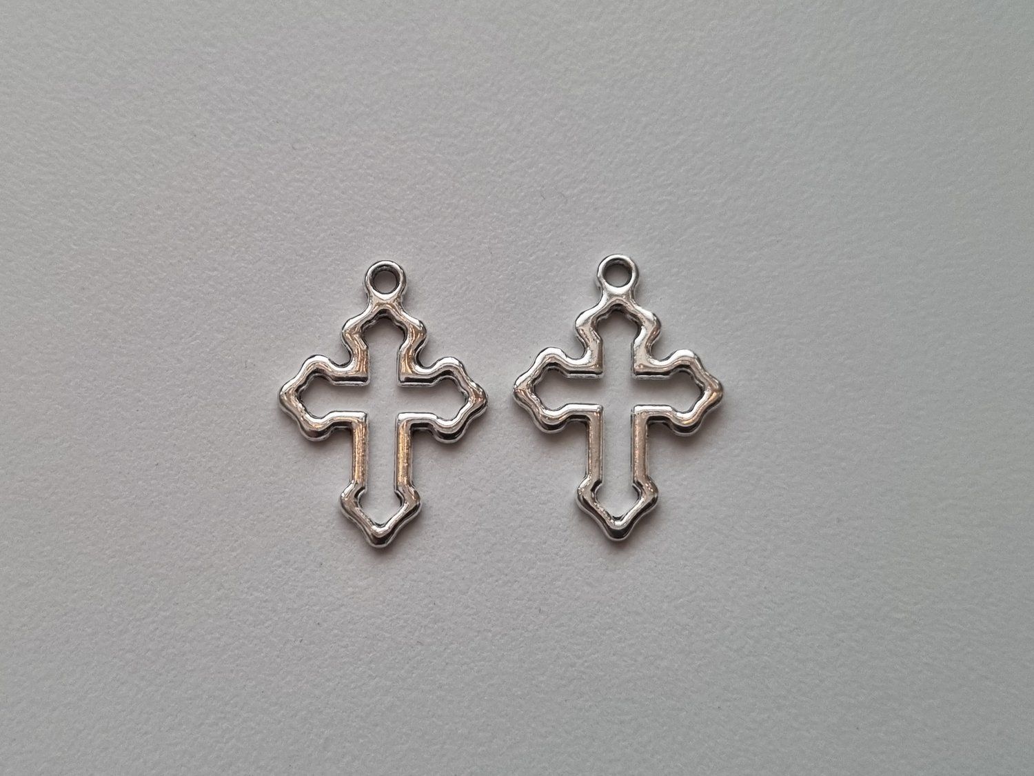 Berlocker Kors (2 st silverfärgade)