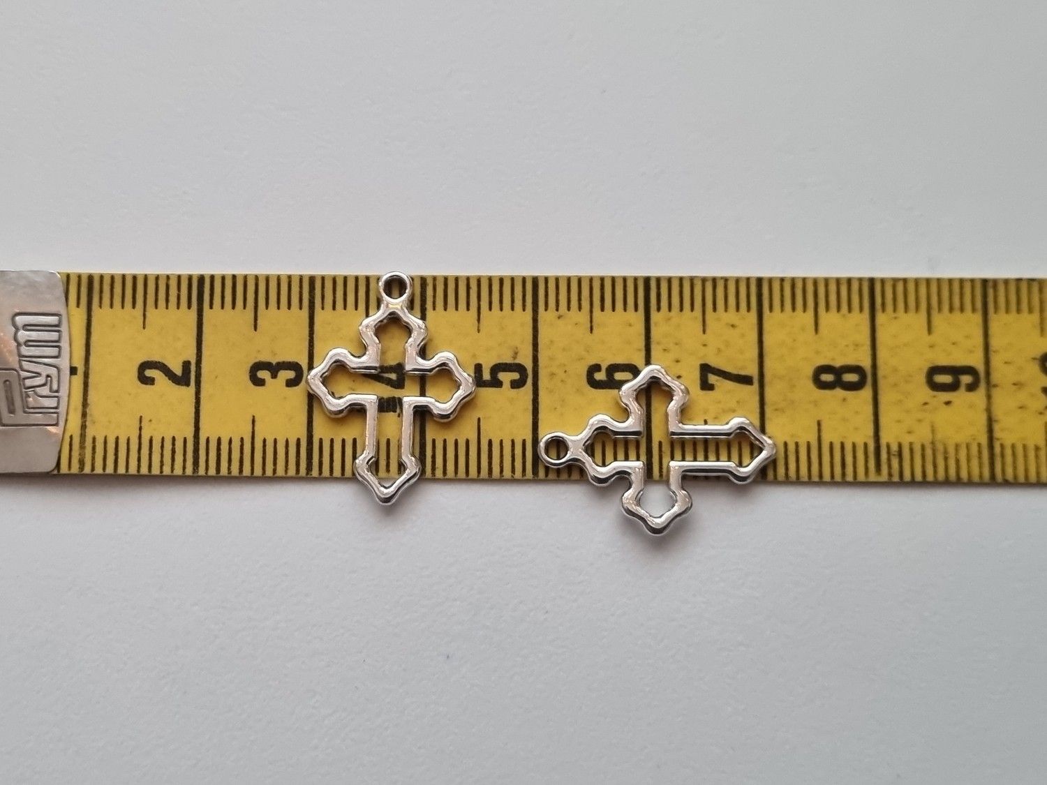 Berlocker Kors (2 st silverfärgade)