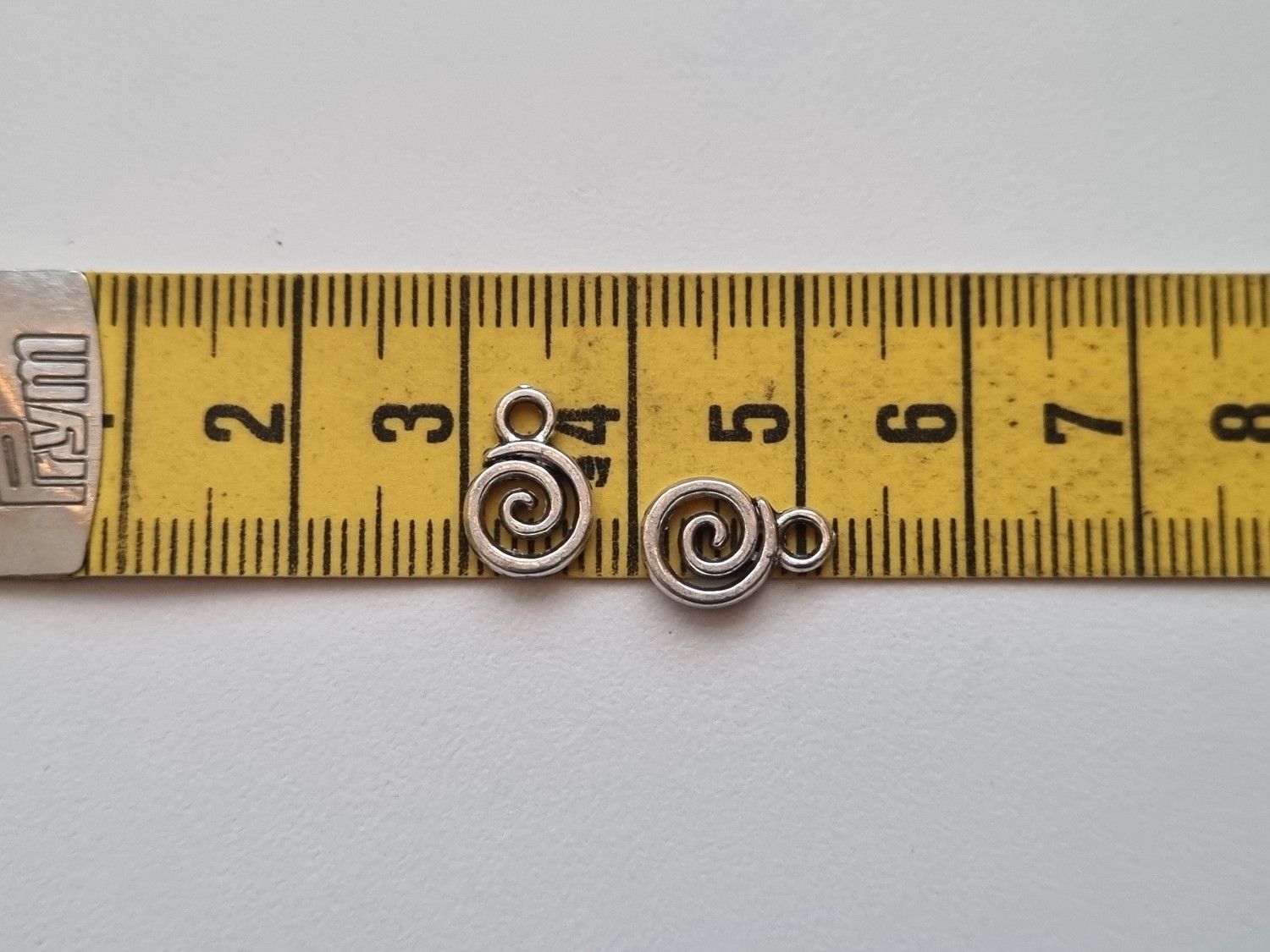 Spiraler, berlocker (2 st silverfärgade)