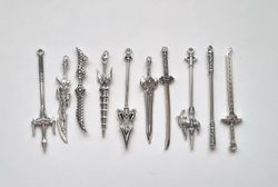 10 st berlocker - Miniatyrvapen, minisvärd, treuddar med mera