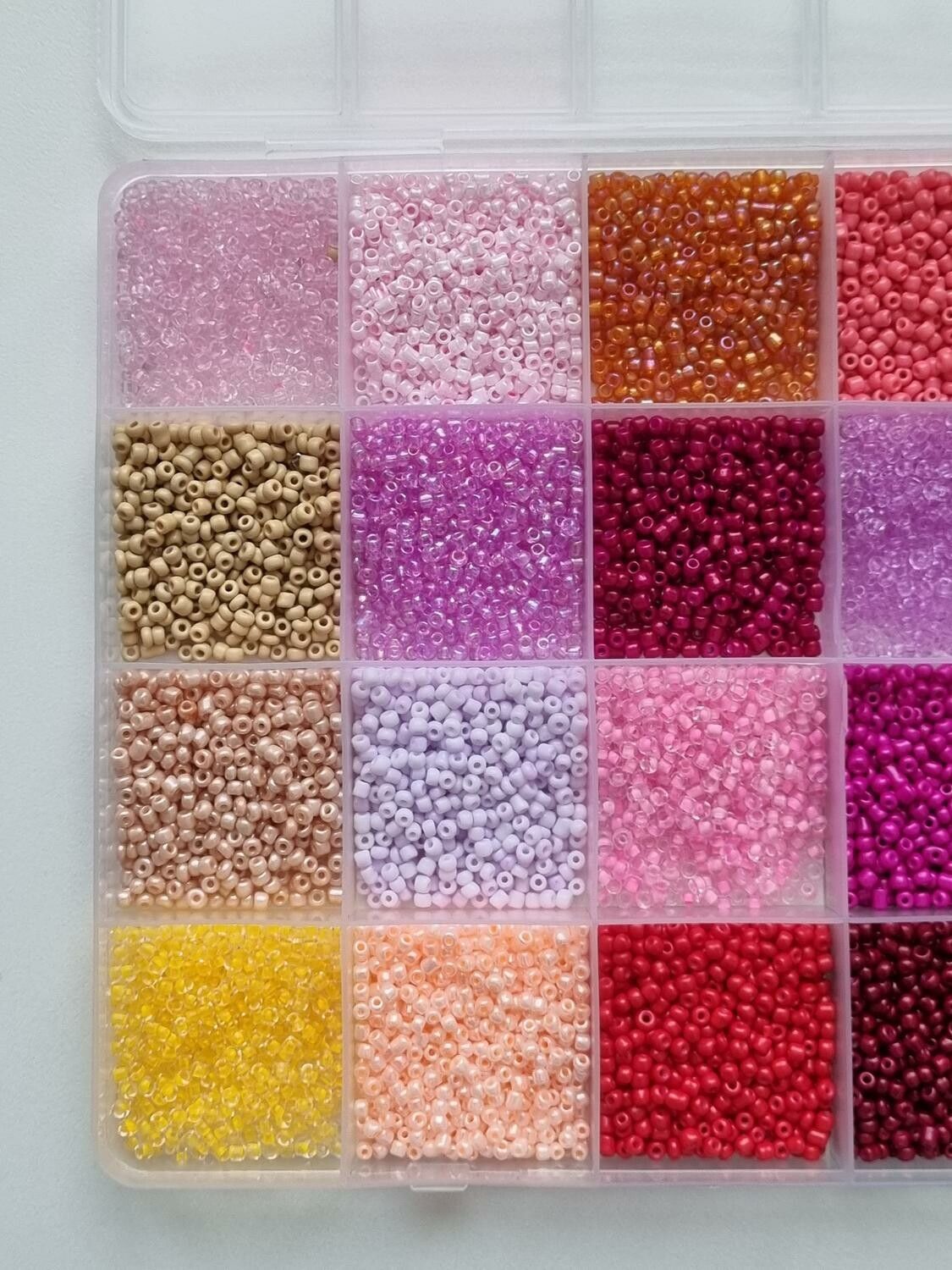 Ca 10.000 små pärlor, fröpärlor, glaspärlor (2 mm)