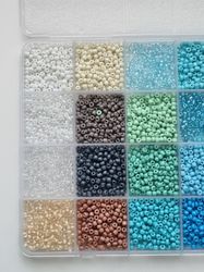 Ca 10.000 små pärlor, fröpärlor, glaspärlor (2 mm)