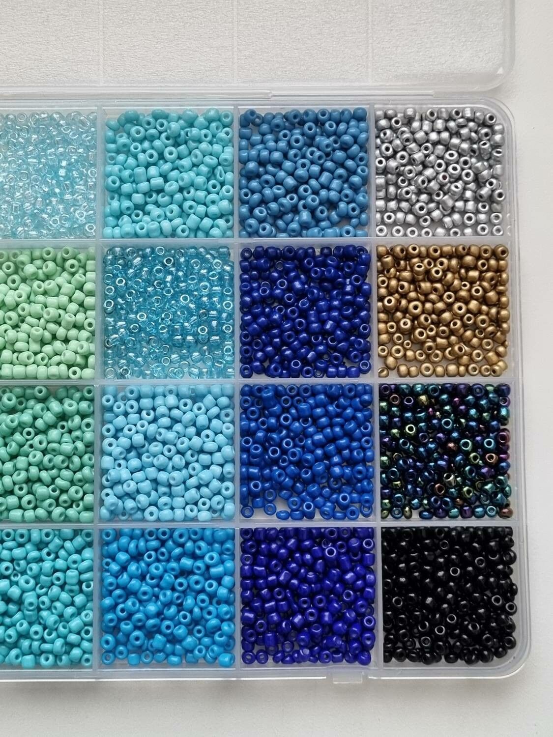 Ca 10.000 små pärlor, fröpärlor, glaspärlor (2 mm)