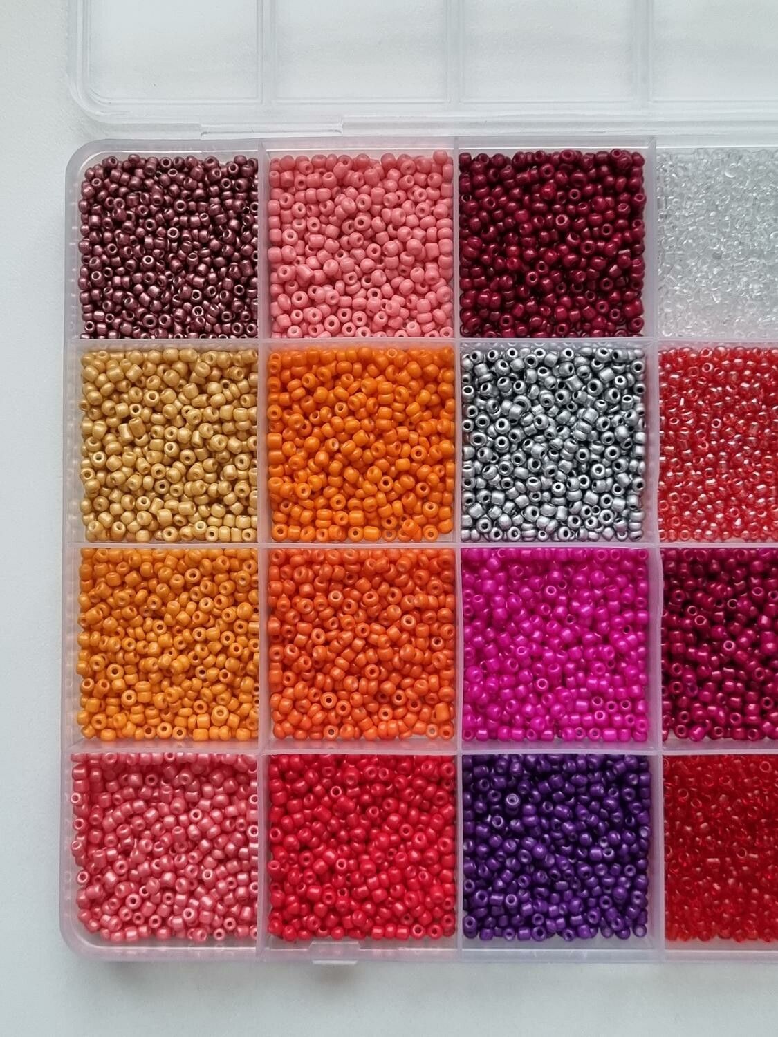 Ca 10.000 små pärlor, fröpärlor, glaspärlor (2 mm)