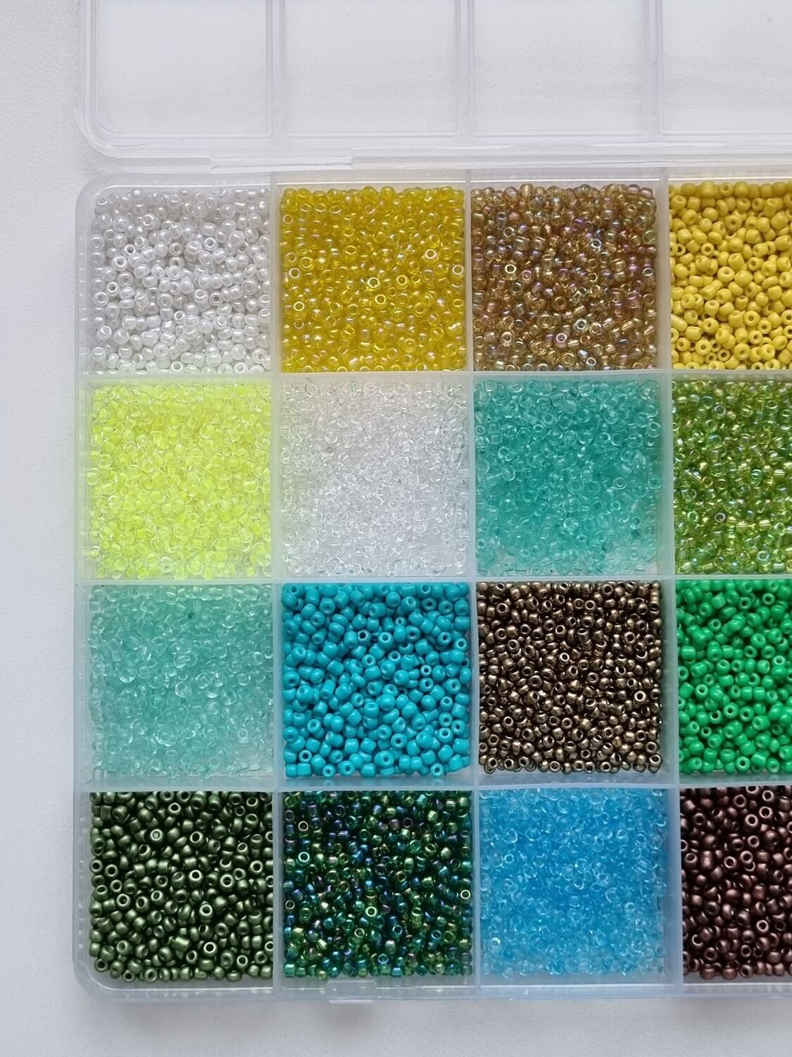 Ca 10.000 små pärlor, fröpärlor, glaspärlor (2 mm)