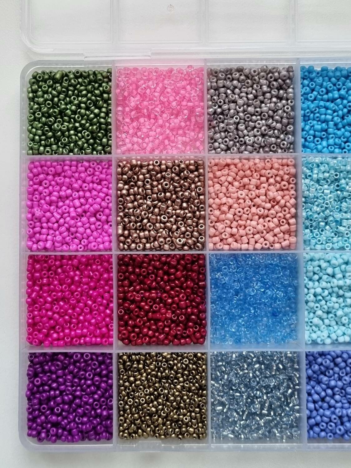 Ca 10.000 små pärlor, fröpärlor, glaspärlor (2 mm)