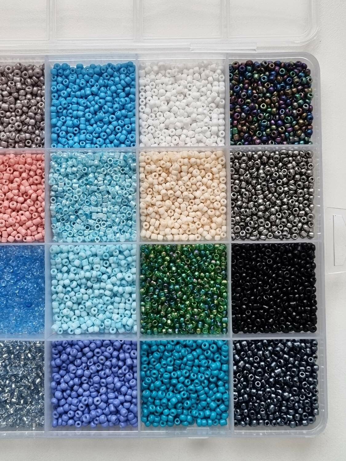 Ca 10.000 små pärlor, fröpärlor, glaspärlor (2 mm)