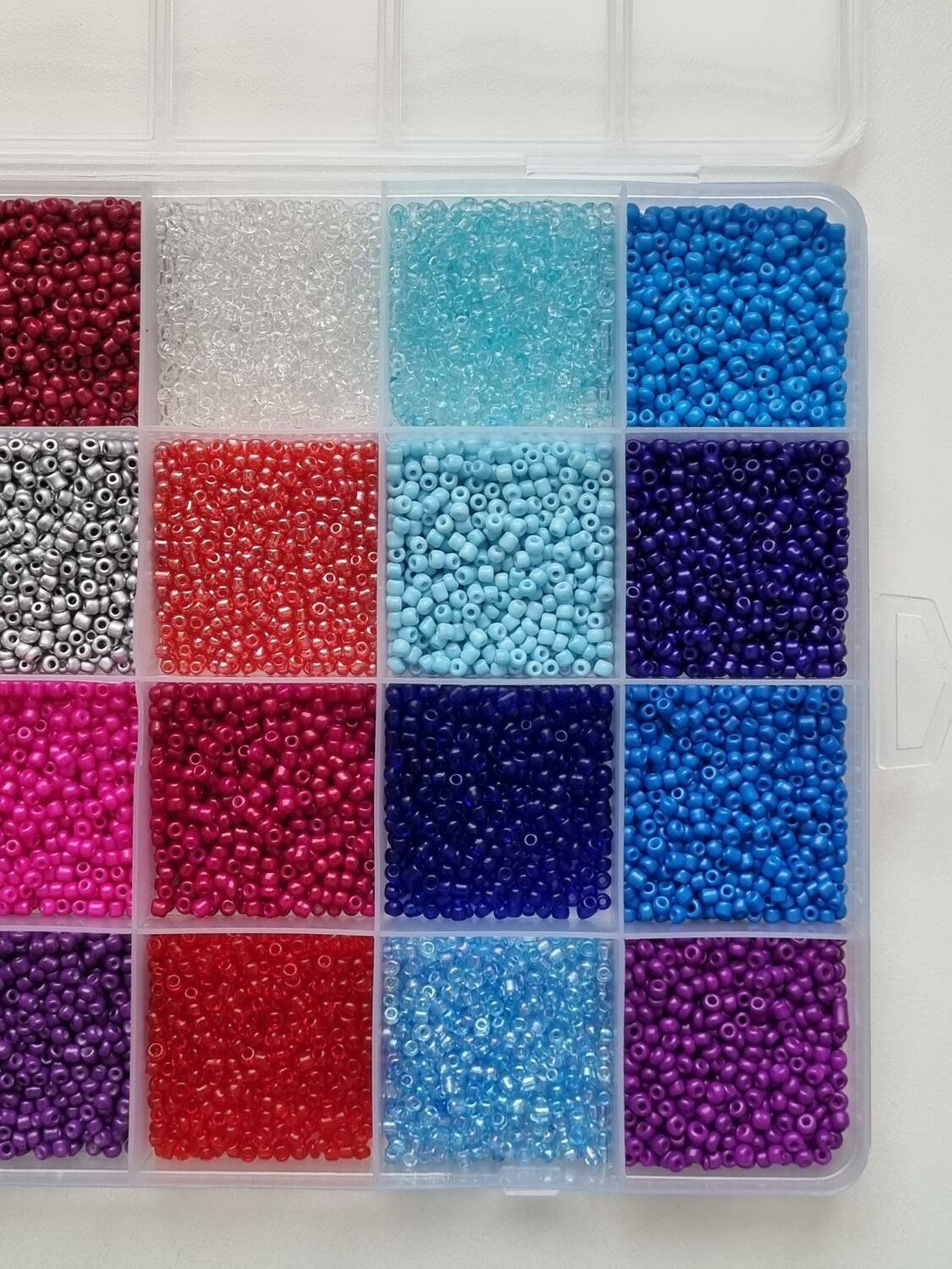 Ca 10.000 små pärlor, fröpärlor, glaspärlor (2 mm)
