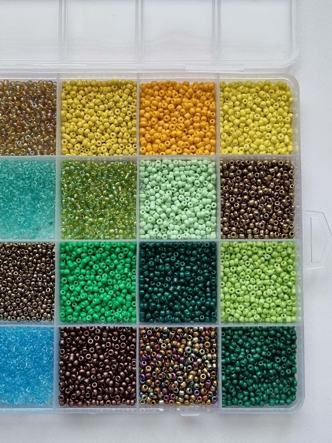 Ca 10.000 små pärlor, fröpärlor, glaspärlor (2 mm)