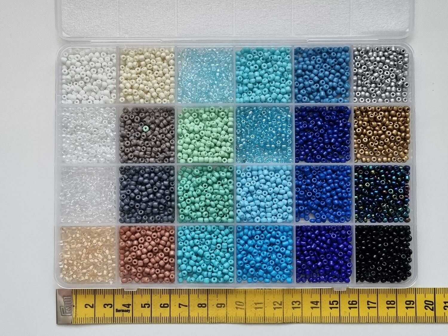 Ca 10.000 små pärlor, fröpärlor, glaspärlor (2 mm)