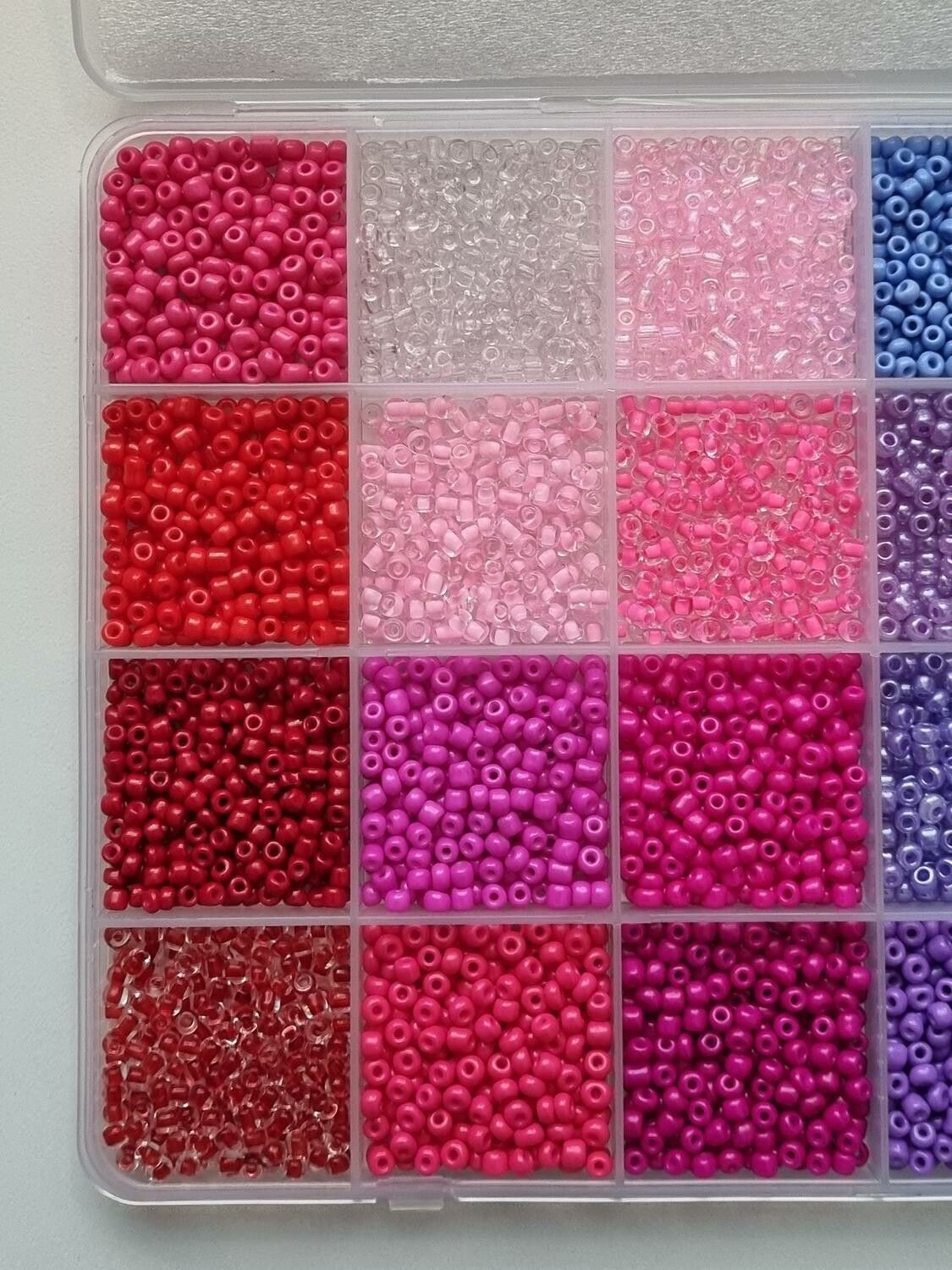 Ca 10.000 små pärlor, fröpärlor, glaspärlor (2 mm)