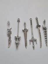 10 st berlocker - Miniatyrvapen, minisvärd, treuddar med mera
