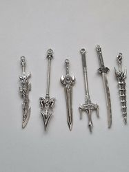 10 st berlocker - Miniatyrvapen, minisvärd, treuddar med mera