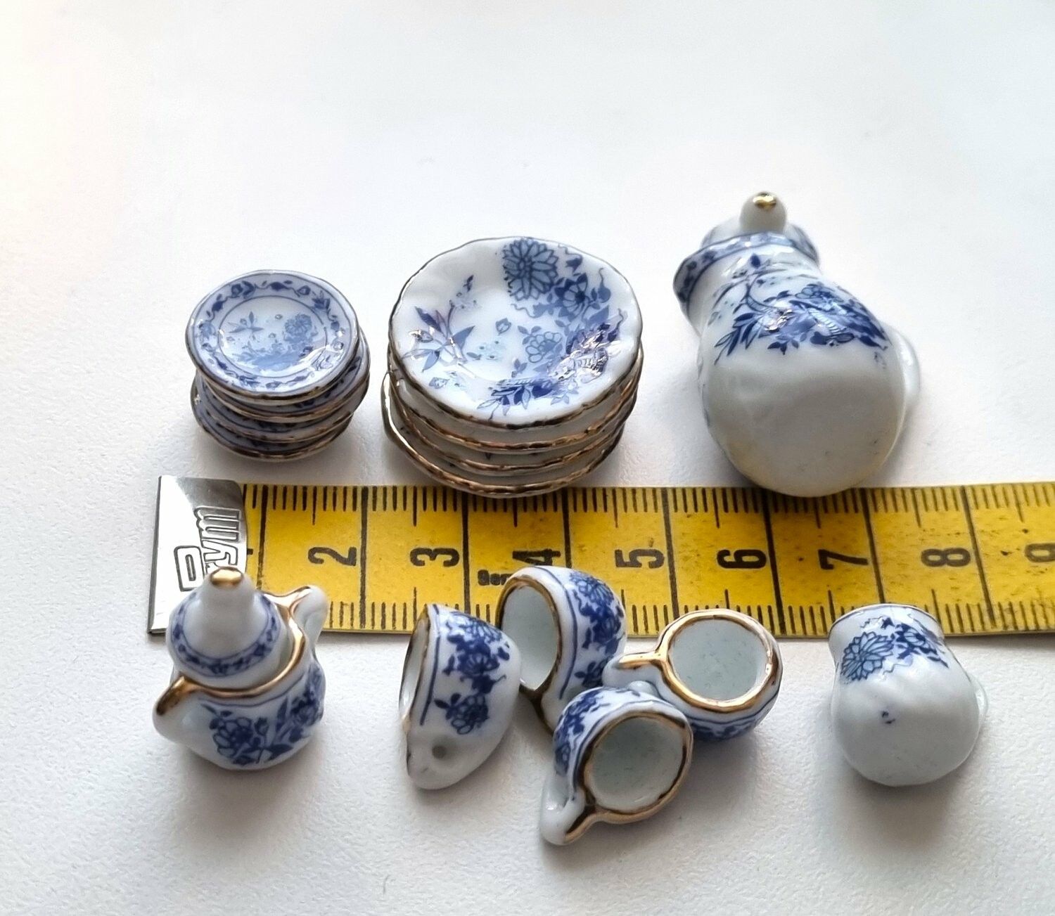 Dockskåpsservice / miniatyrservice (17 delar) i keramik. För dockskåp / tittskåp