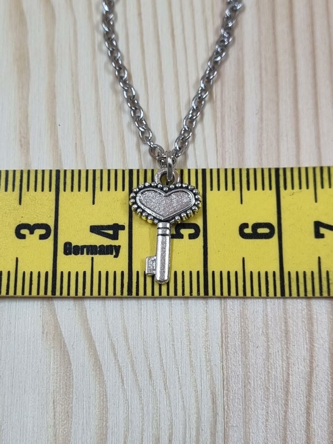 Halsband (50 cm) i rostfritt stål med söt berlock - Nyckel