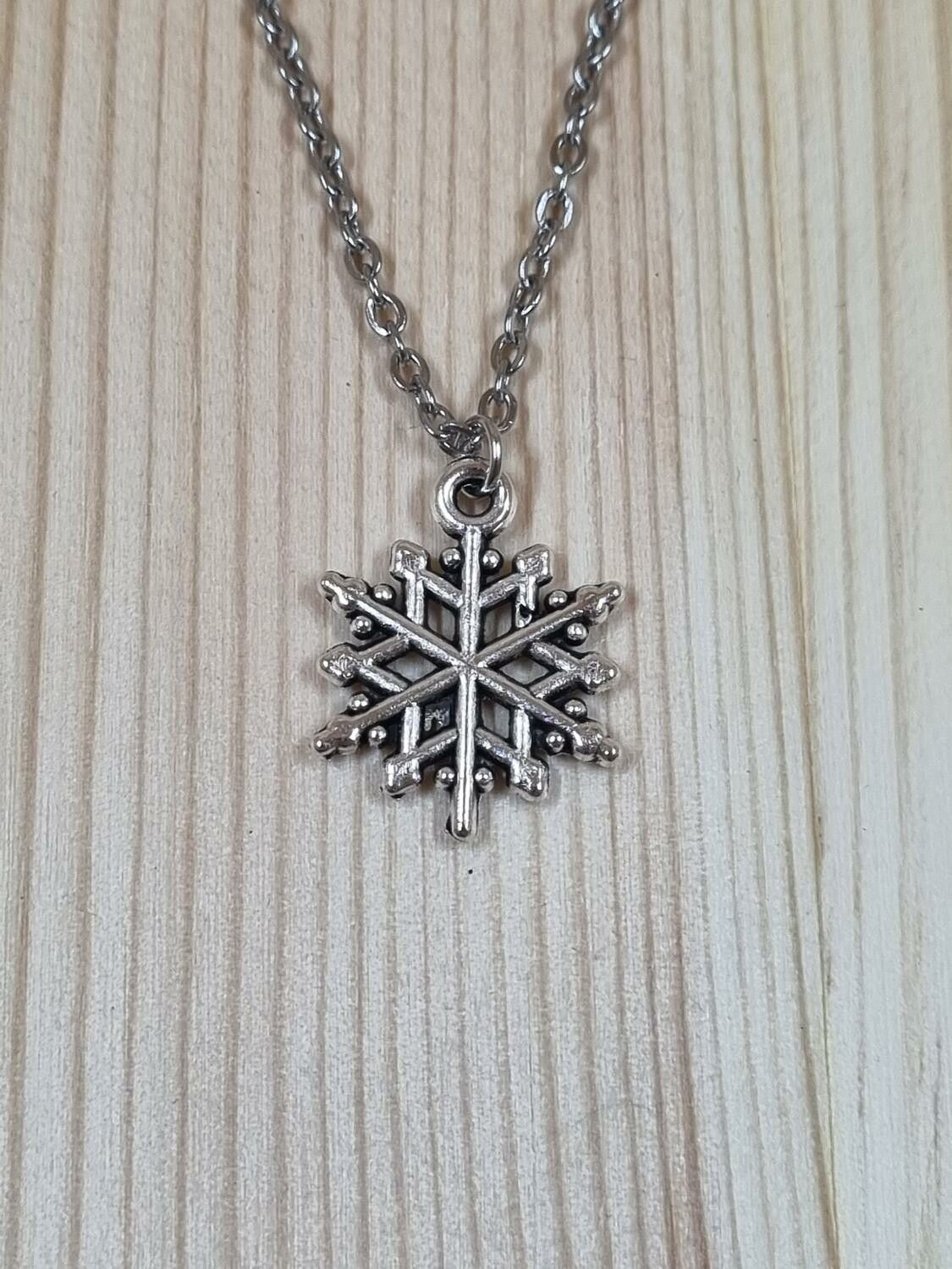 Halsband (50 cm) i rostfritt stål med söt berlock - Snöflinga