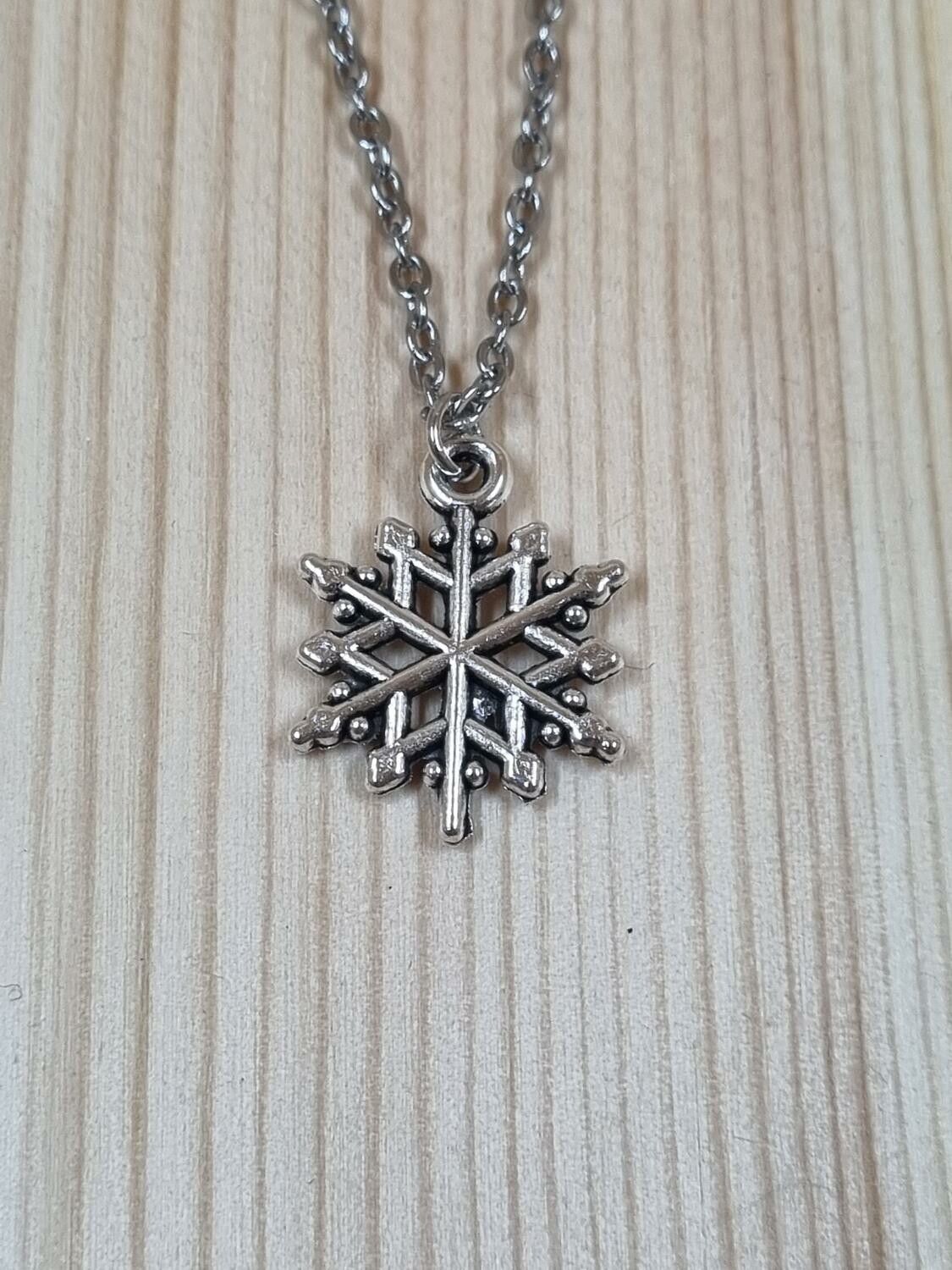 Halsband (50 cm) i rostfritt stål med söt berlock - Snöflinga
