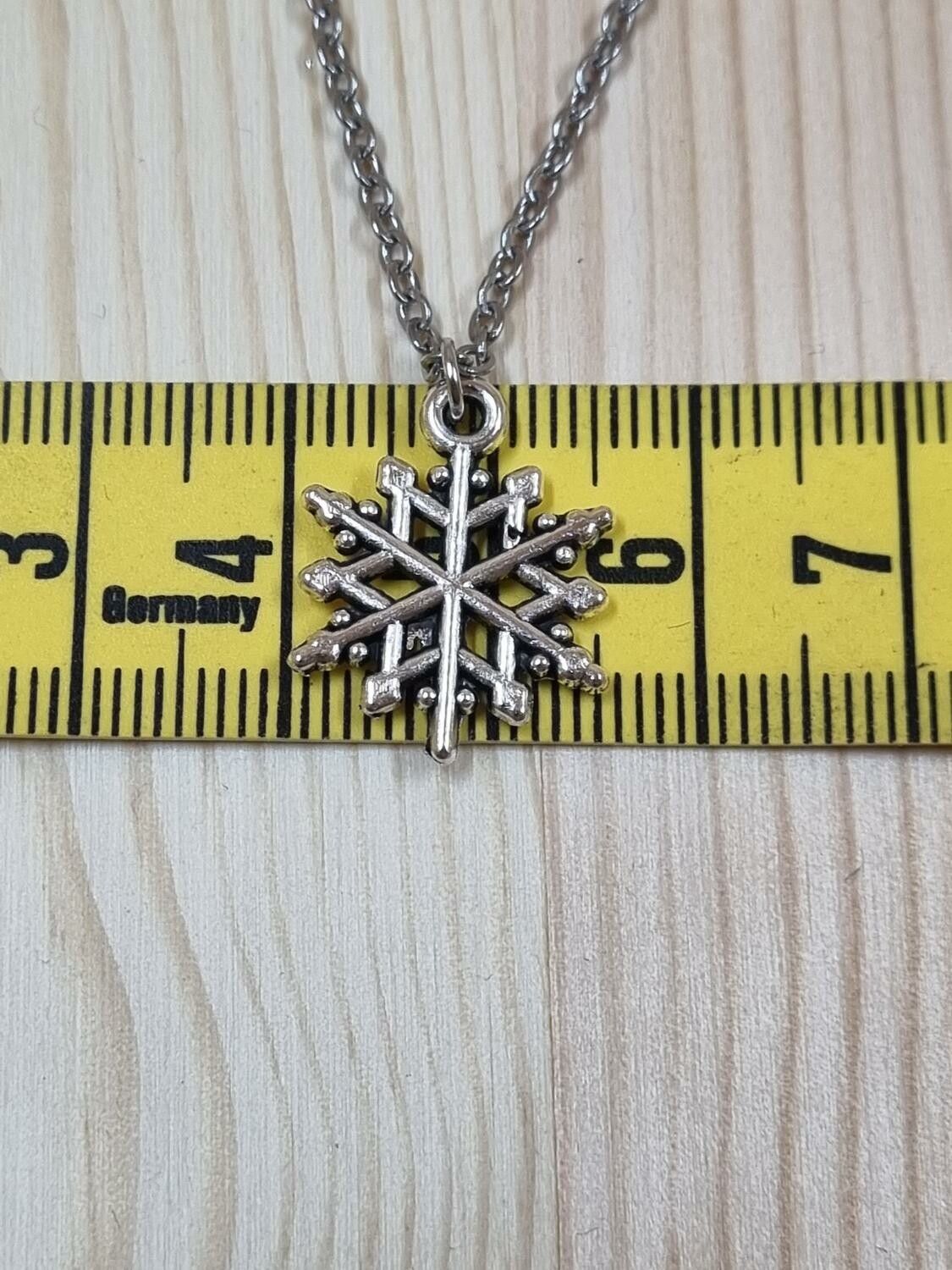 Halsband (50 cm) i rostfritt stål med söt berlock - Snöflinga