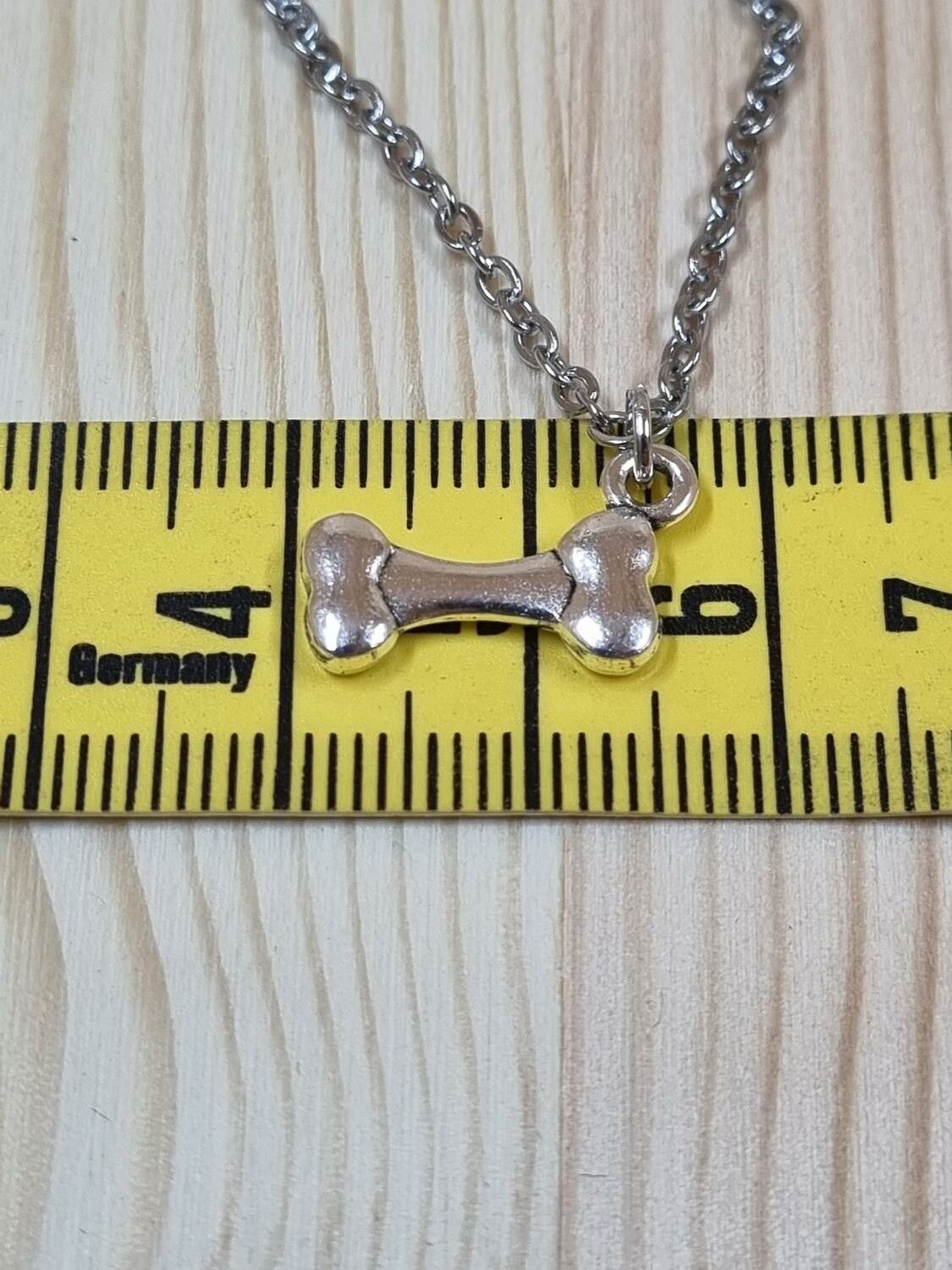 Halsband (50 cm) i rostfritt stål med söt berlock - Hundben