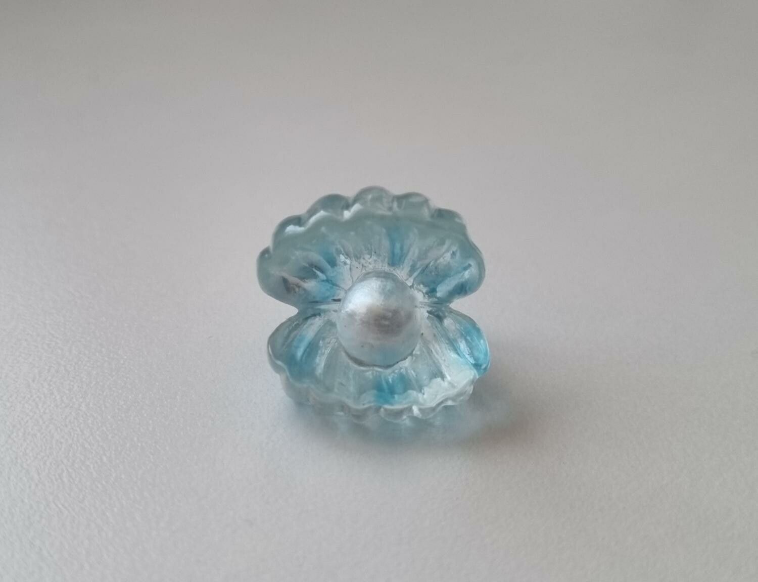 Liten snäcka med pärla inuti, miniatyr