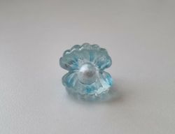 Liten snäcka med pärla inuti, miniatyr