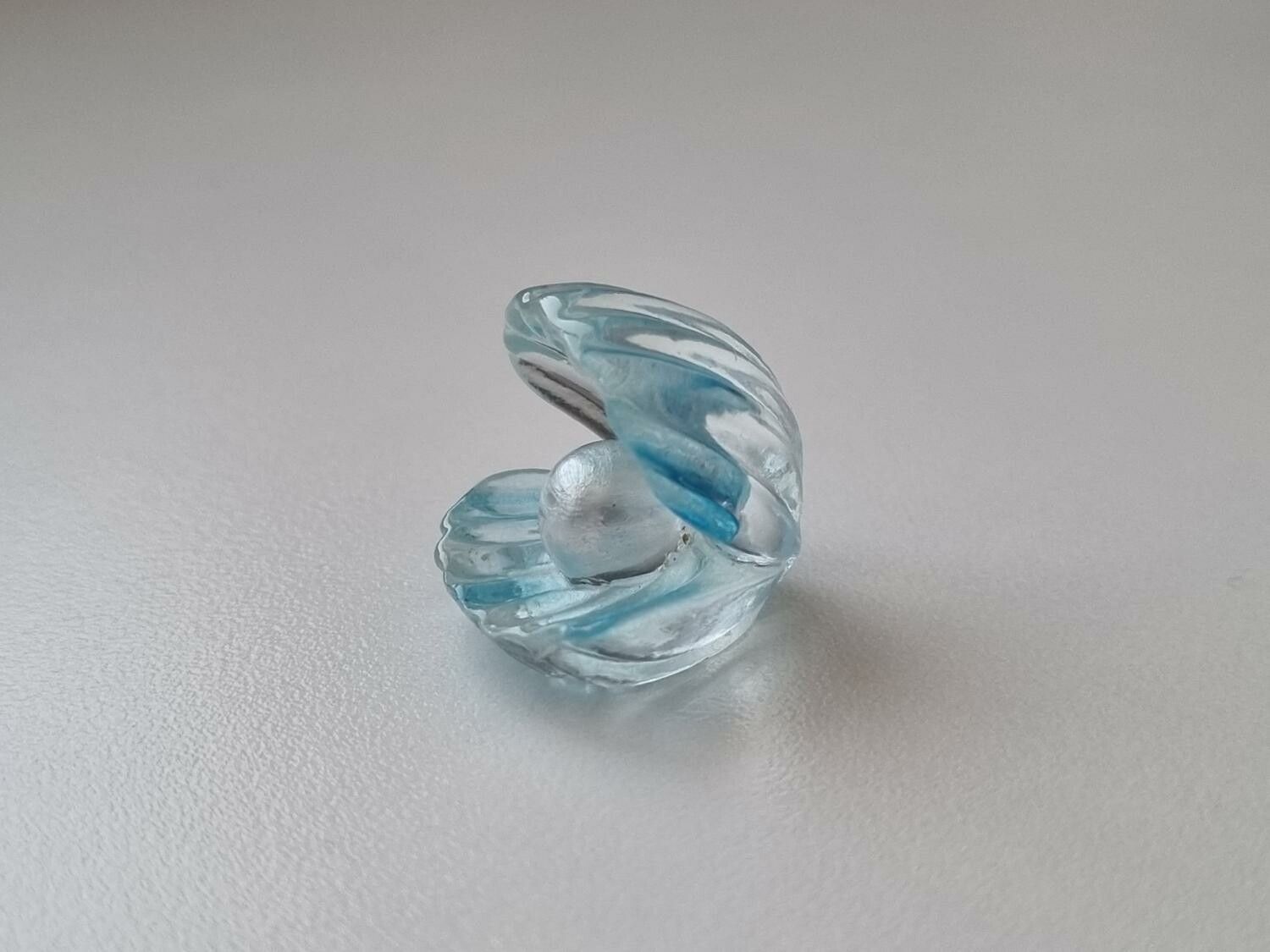 Liten snäcka med pärla inuti, miniatyr