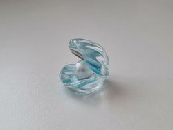 Liten snäcka med pärla inuti, miniatyr