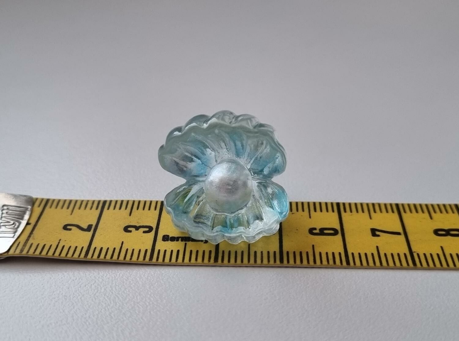 Liten snäcka med pärla inuti, miniatyr