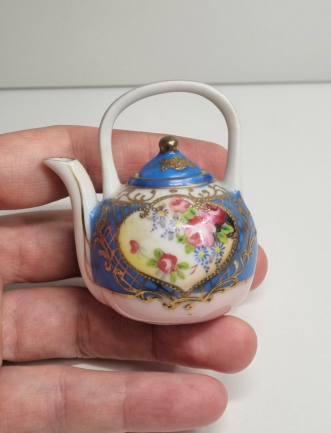 Detaljrik söt liten japansk tekanna, miniatyr till dockhus, dockskåp med mera