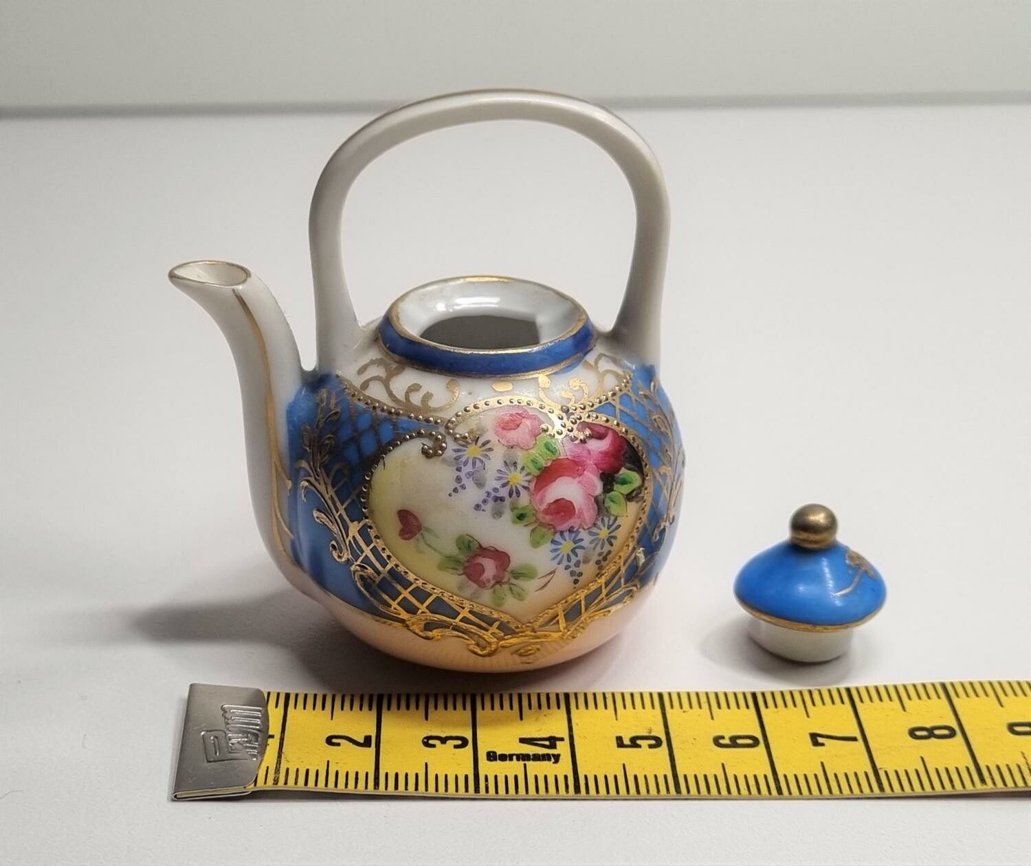 Detaljrik söt liten japansk tekanna, miniatyr till dockhus, dockskåp med mera