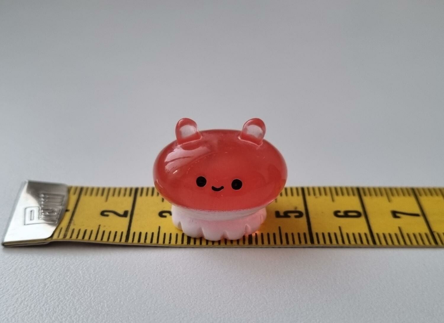 Röd liten sagofigur, miniatyr