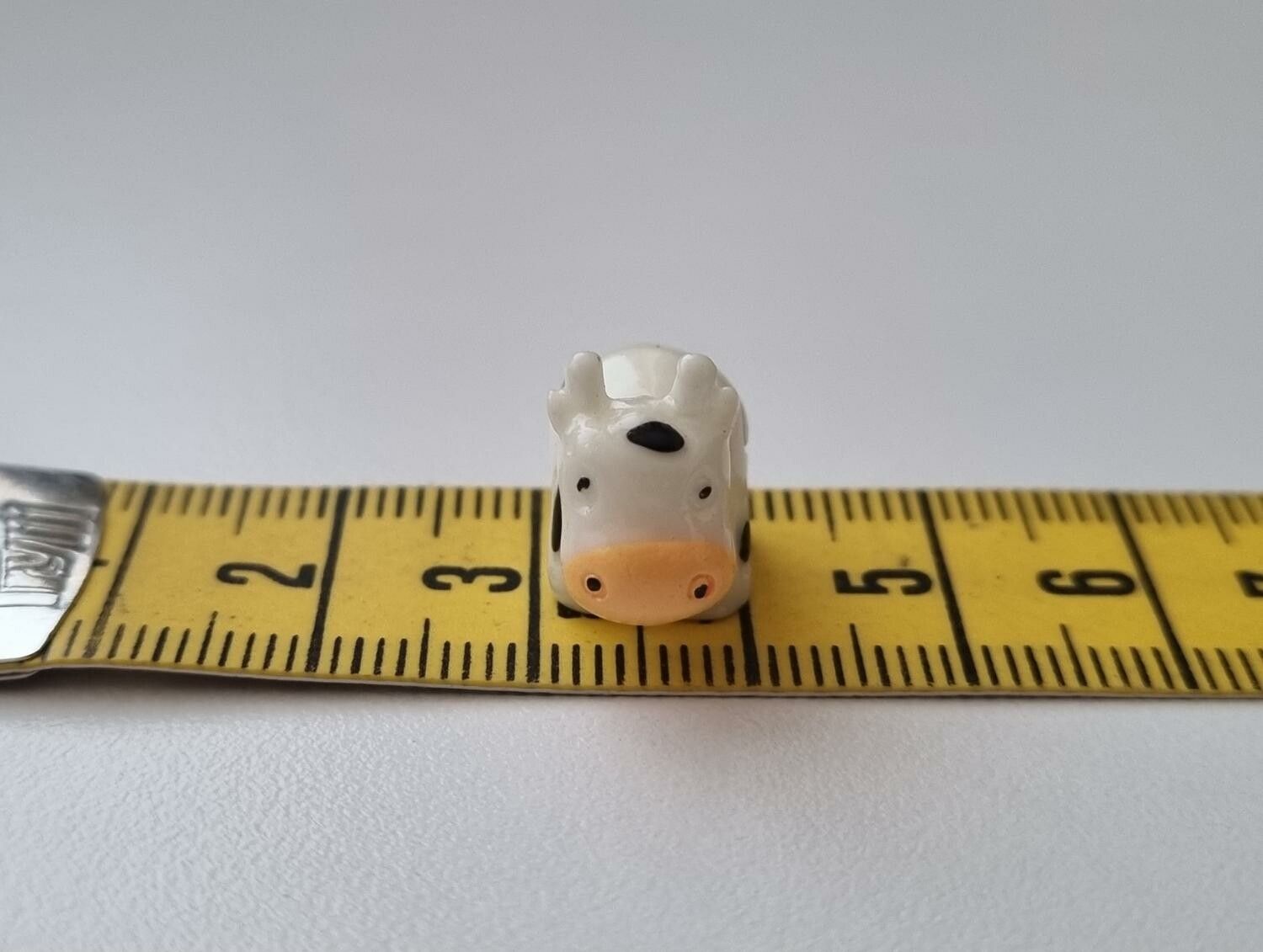 Gullig liten prickig ko / kossa, miniatyr