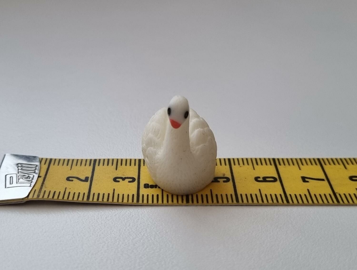 Gullig liten handmålad svan, miniatyr