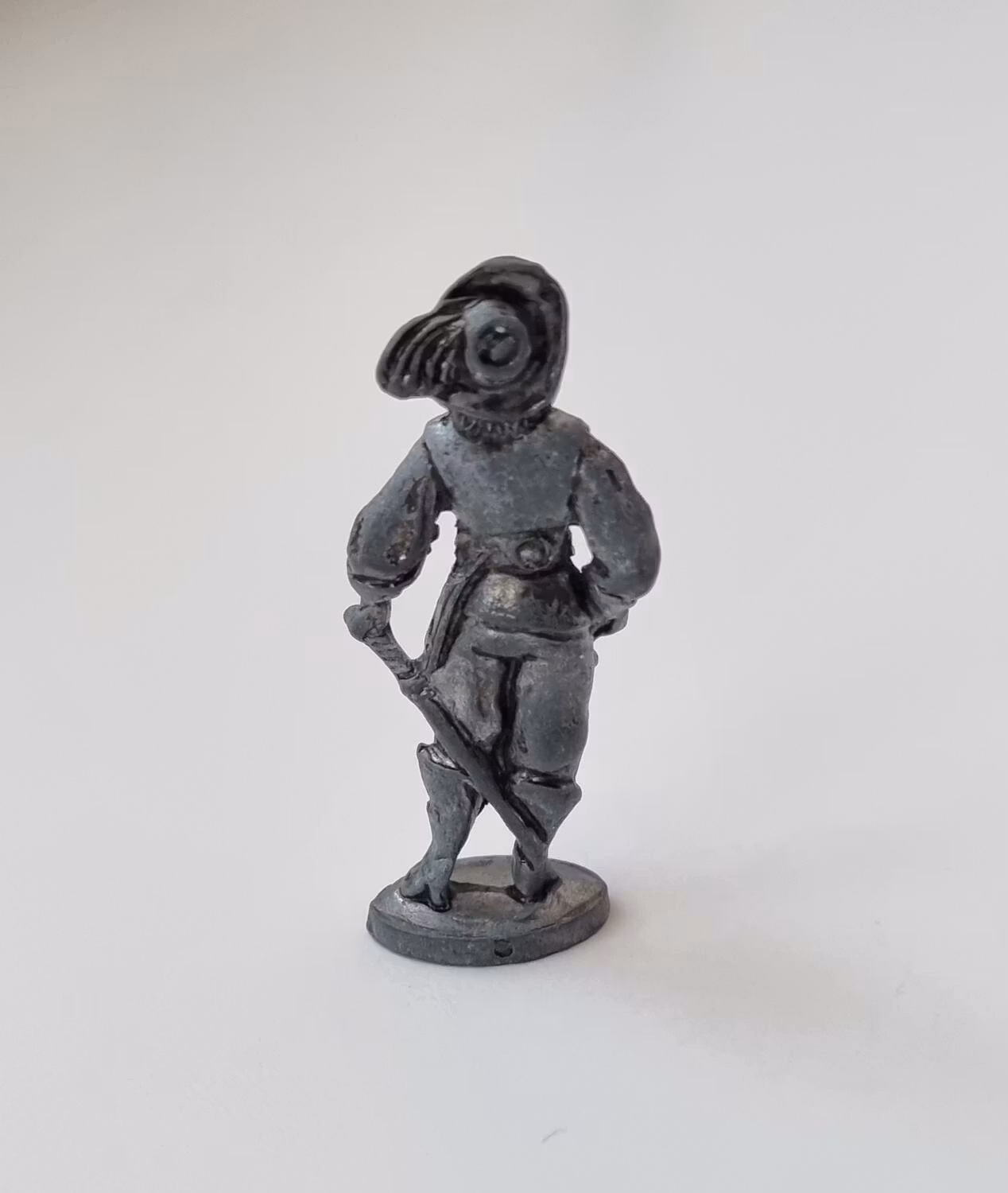 Detaljerad liten figur i tenn / musketör i tenn / miniatyr