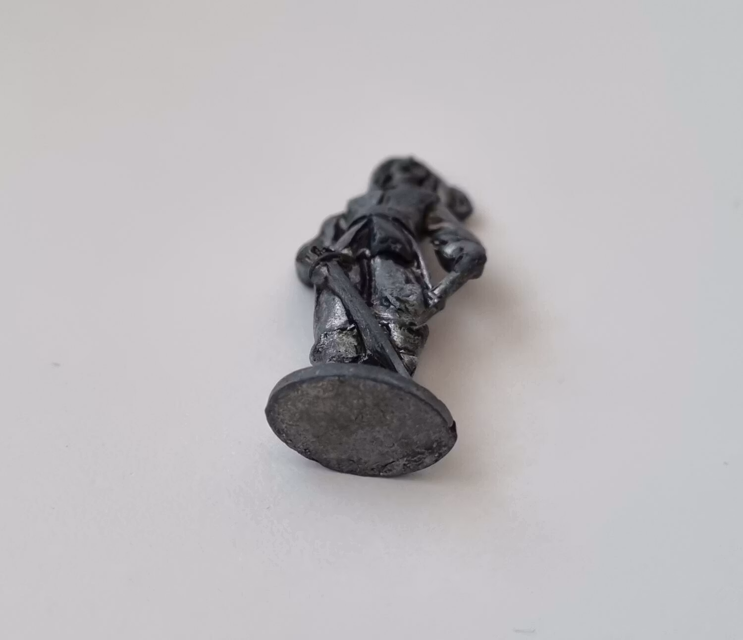 Detaljerad liten figur i tenn / musketör i tenn / miniatyr