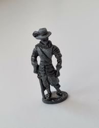 Detaljerad liten figur i tenn / musketör i tenn / miniatyr