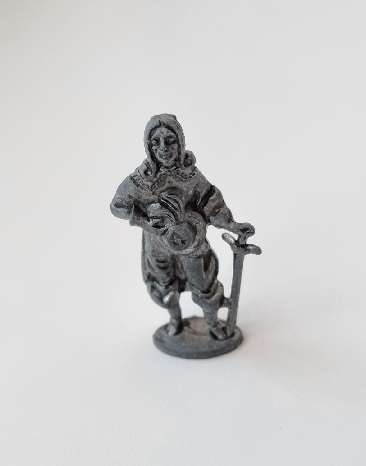 Detaljerad liten figur i tenn / musketör i tenn / miniatyr