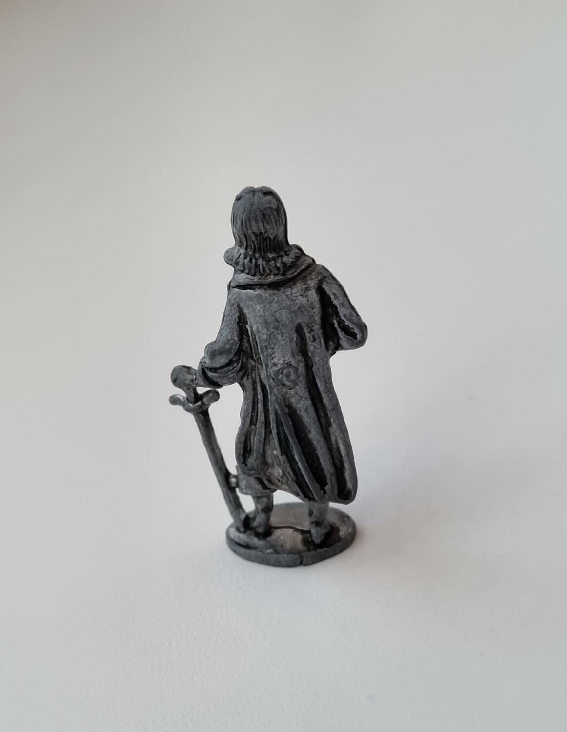 Detaljerad liten figur i tenn / musketör i tenn / miniatyr