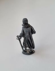 Detaljerad liten figur i tenn / musketör i tenn / miniatyr