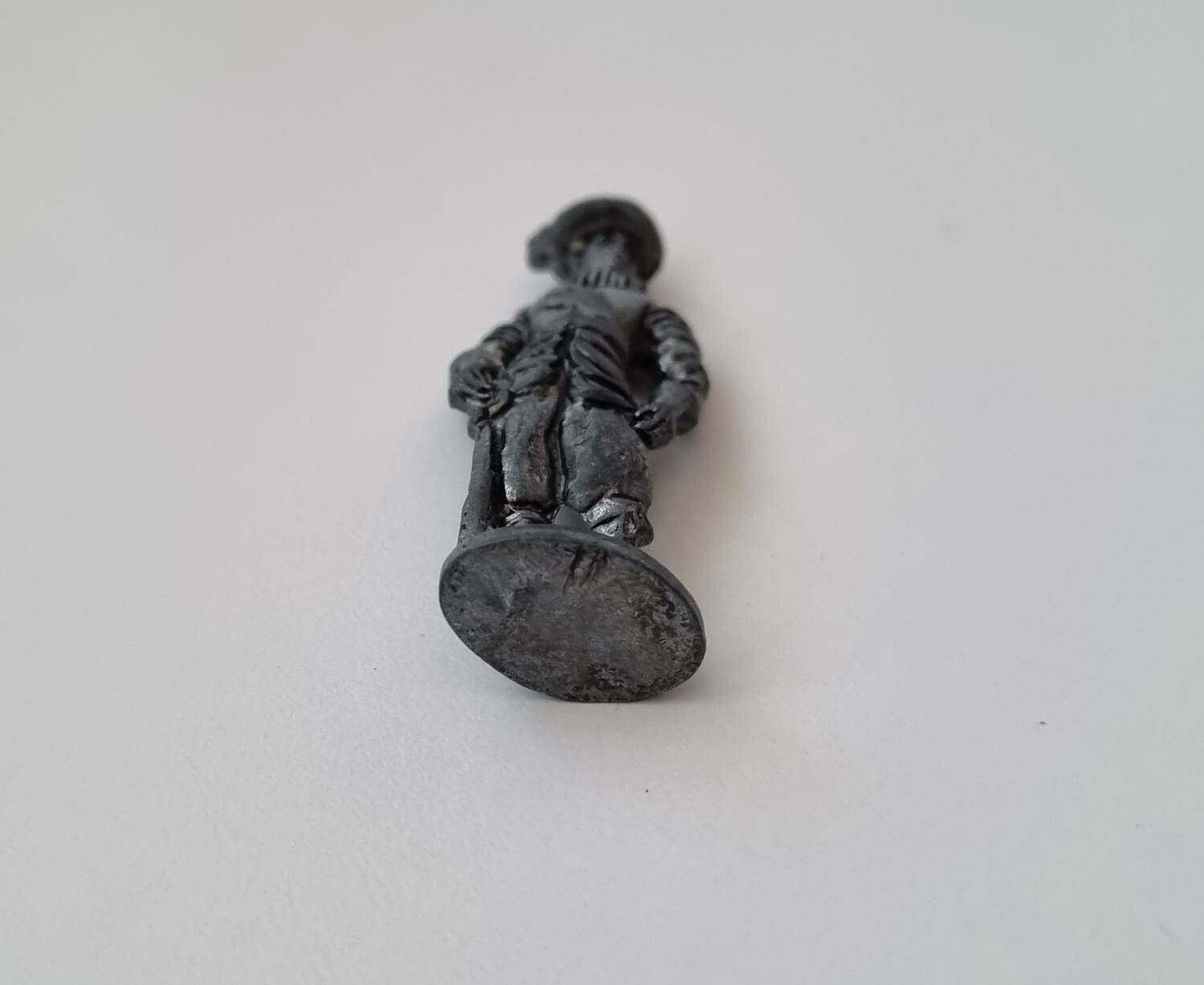 Detaljerad liten figur i tenn / musketör i tenn / miniatyr