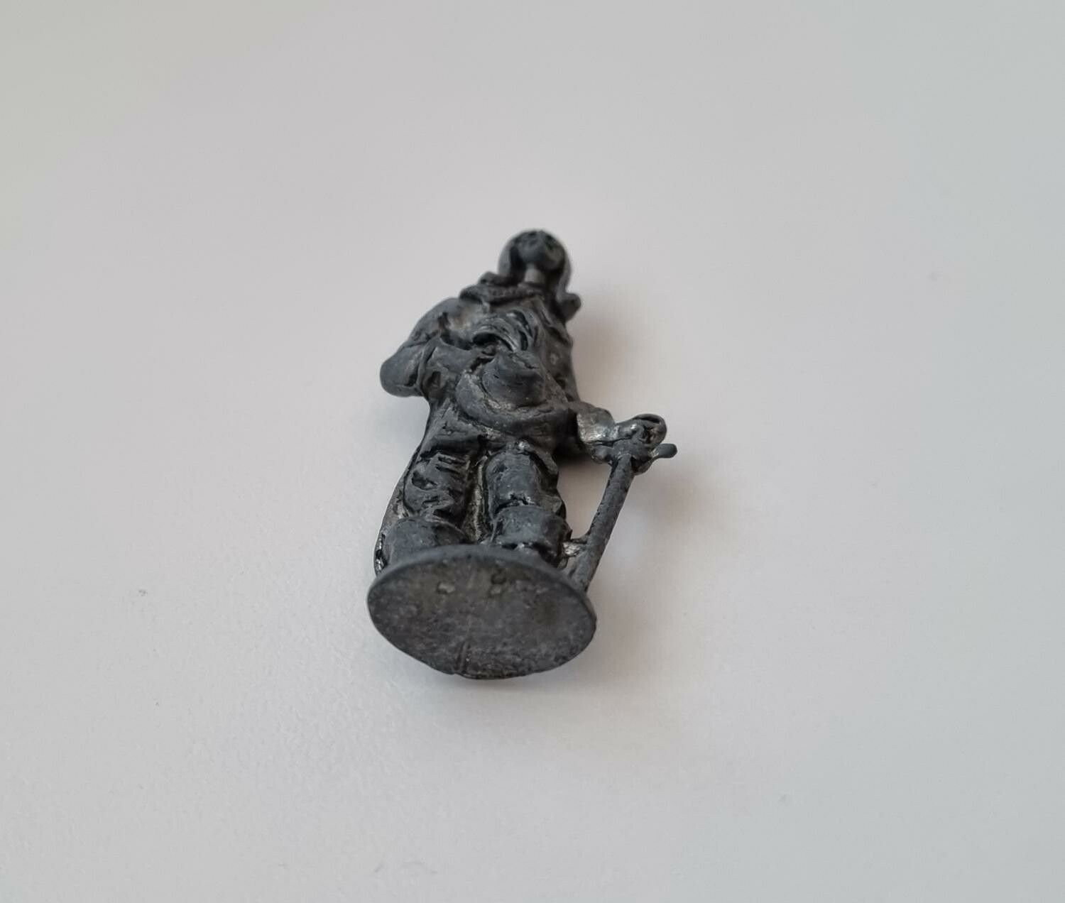 Detaljerad liten figur i tenn / musketör i tenn / miniatyr