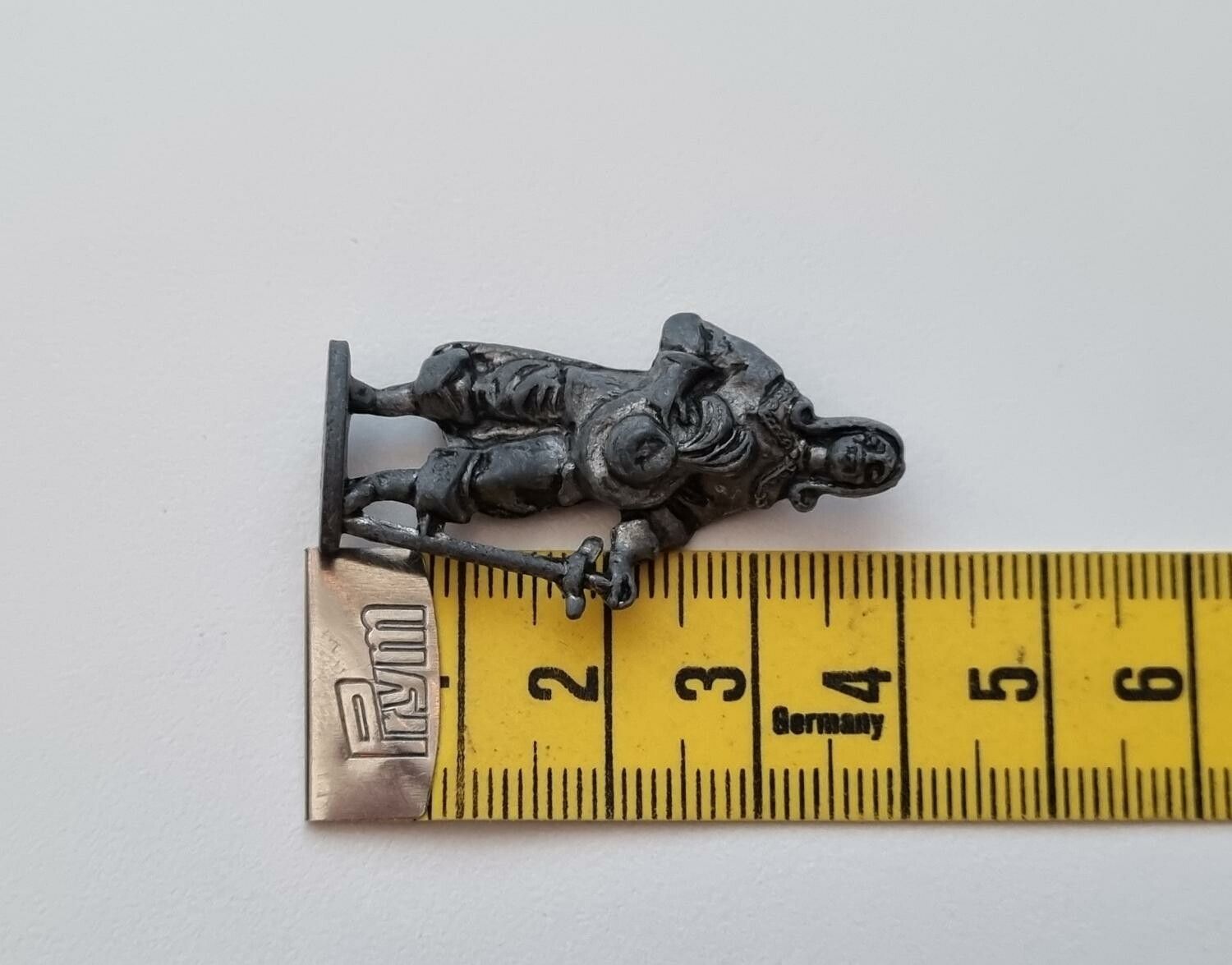 Detaljerad liten figur i tenn / musketör i tenn / miniatyr