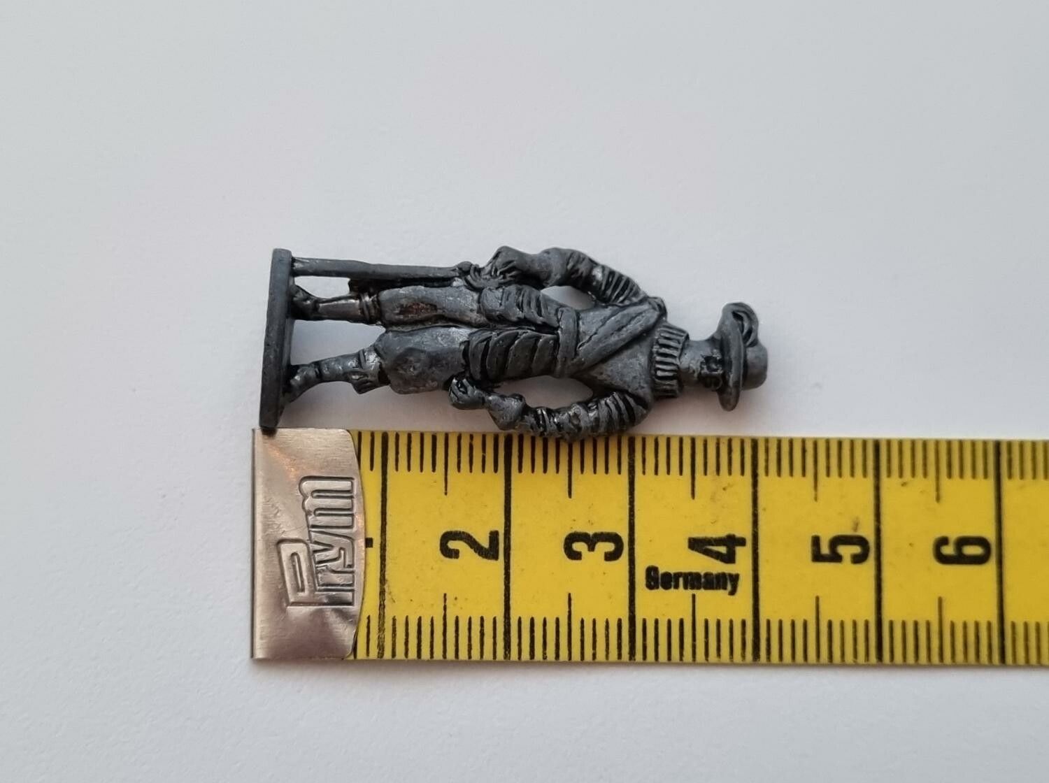 Detaljerad liten figur i tenn / musketör i tenn / miniatyr