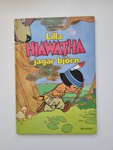 Lilla Hiawatha jagar björn, bok / barnbok